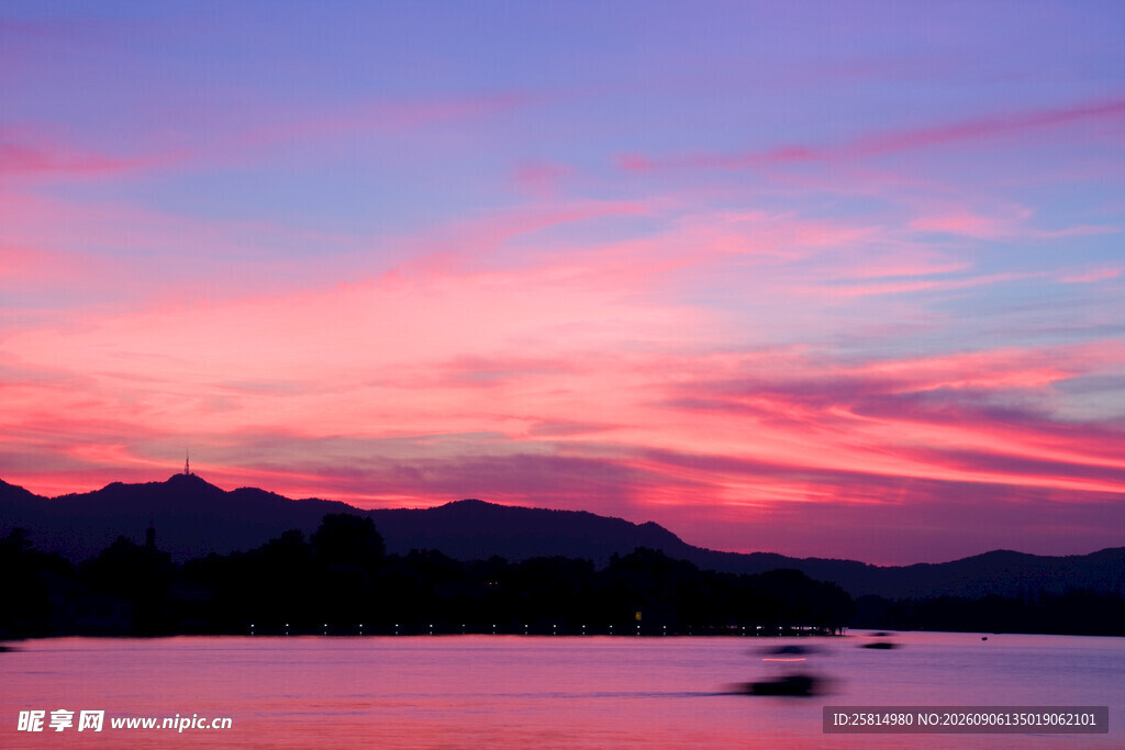 湖畔绚丽晚霞美景