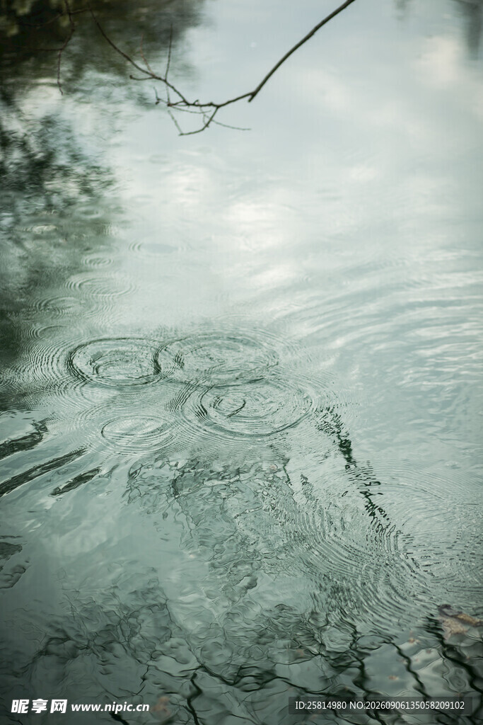水面雨滴泛起圈圈涟漪