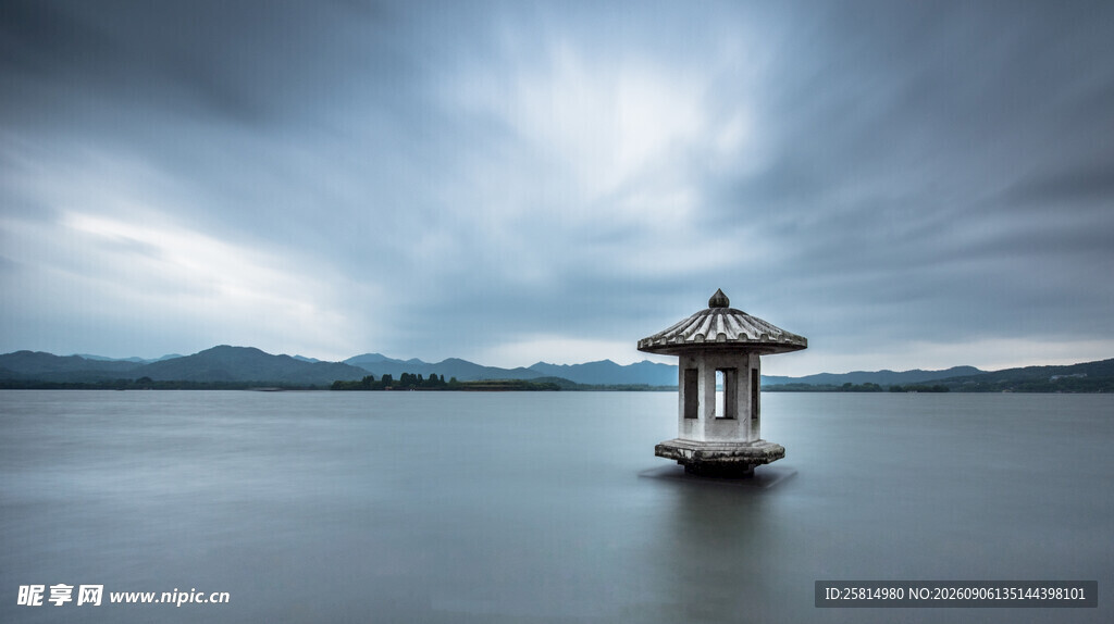湖畔孤亭云雾山水景致