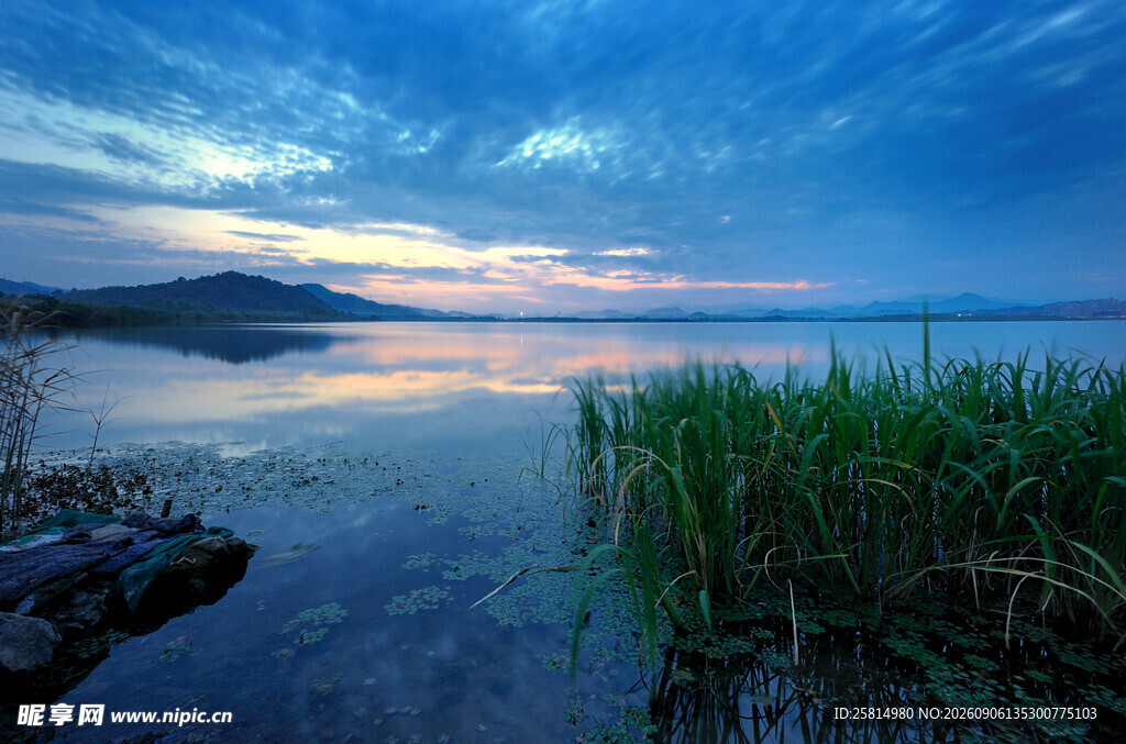 湖畔黄昏美景