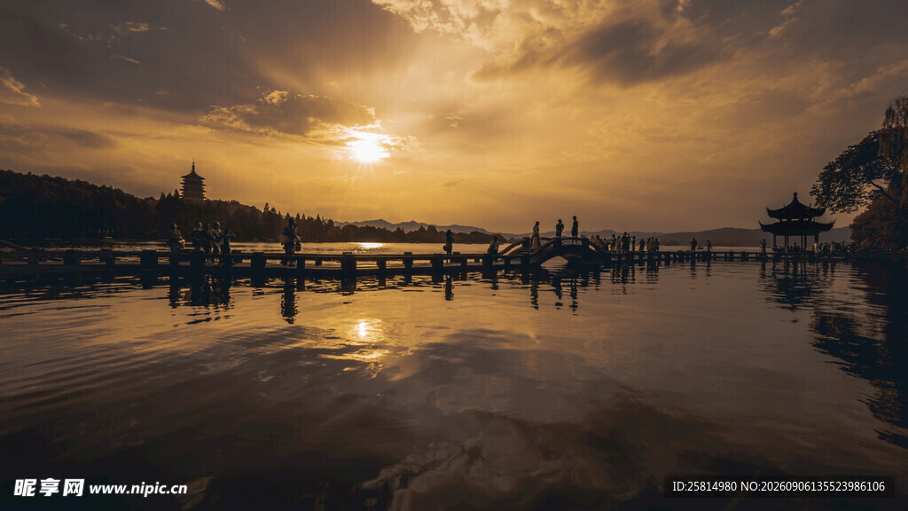 夕阳下宁静的水边景致