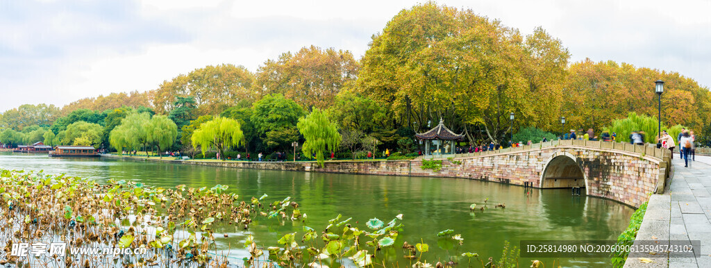 湖畔石桥秋景绿意盎然
