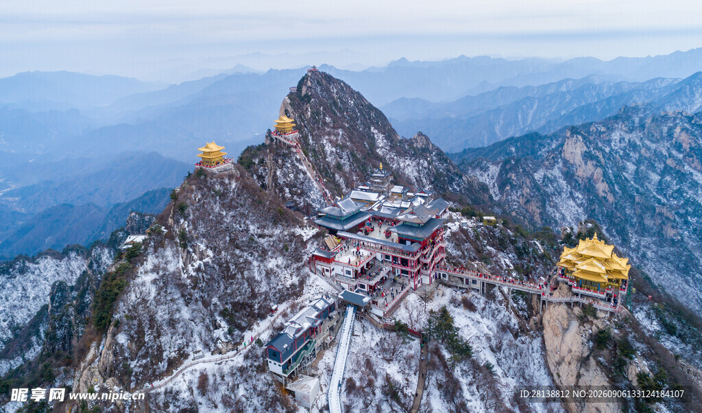 雪覆山峦中的金顶古建筑