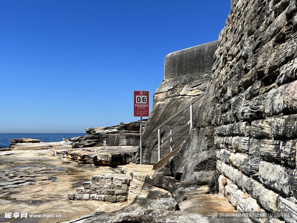 古老石墙与远处海景