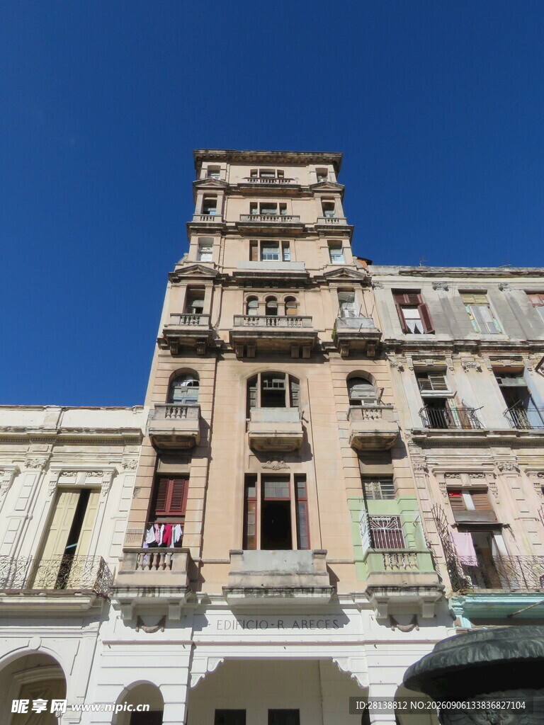 古老多层建筑外观风貌