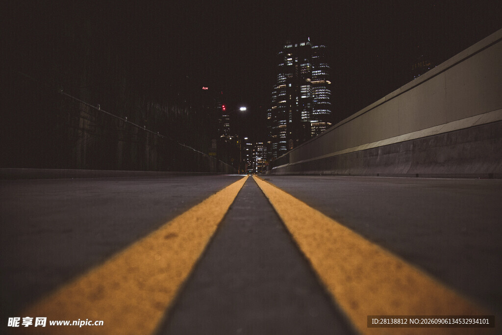 夜晚公路双黄线