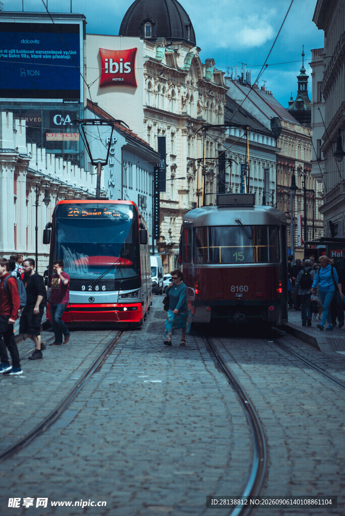 城市街道上的公交与电车