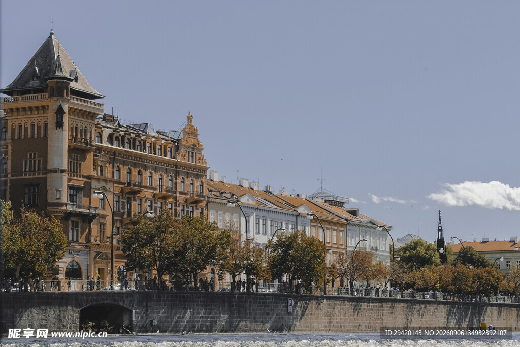 河畔欧式建筑景观