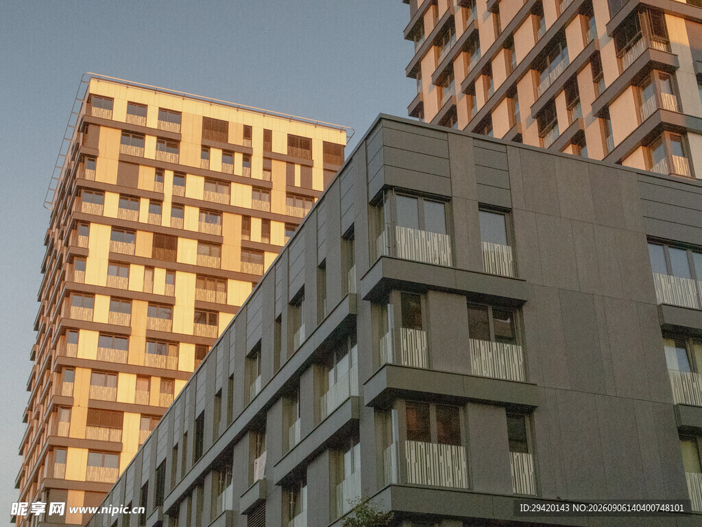城市中错落的现代风格建筑
