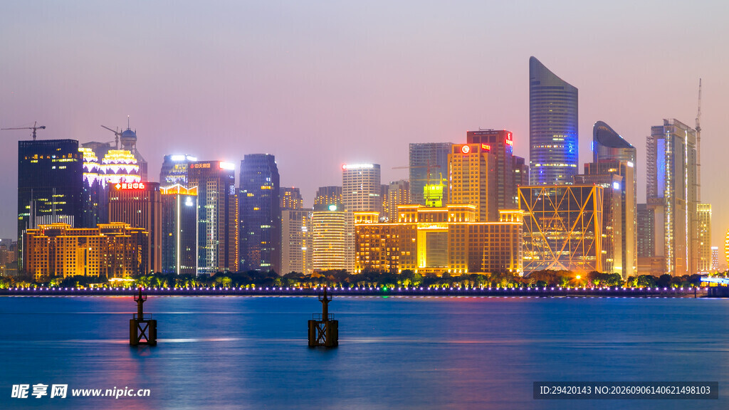 城市海滨夜景璀璨风光