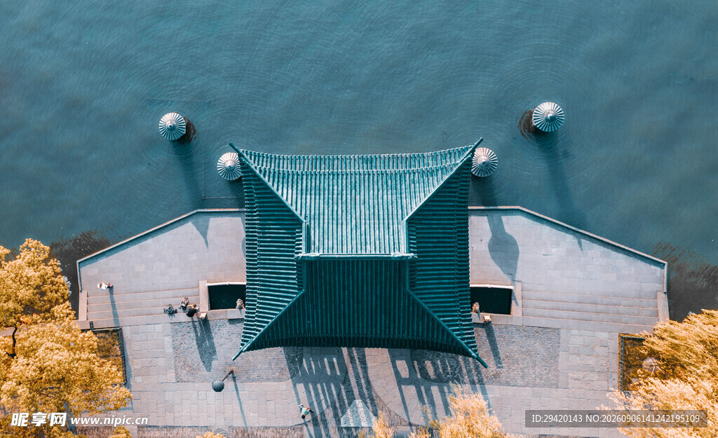 俯瞰中式建筑与周边景致