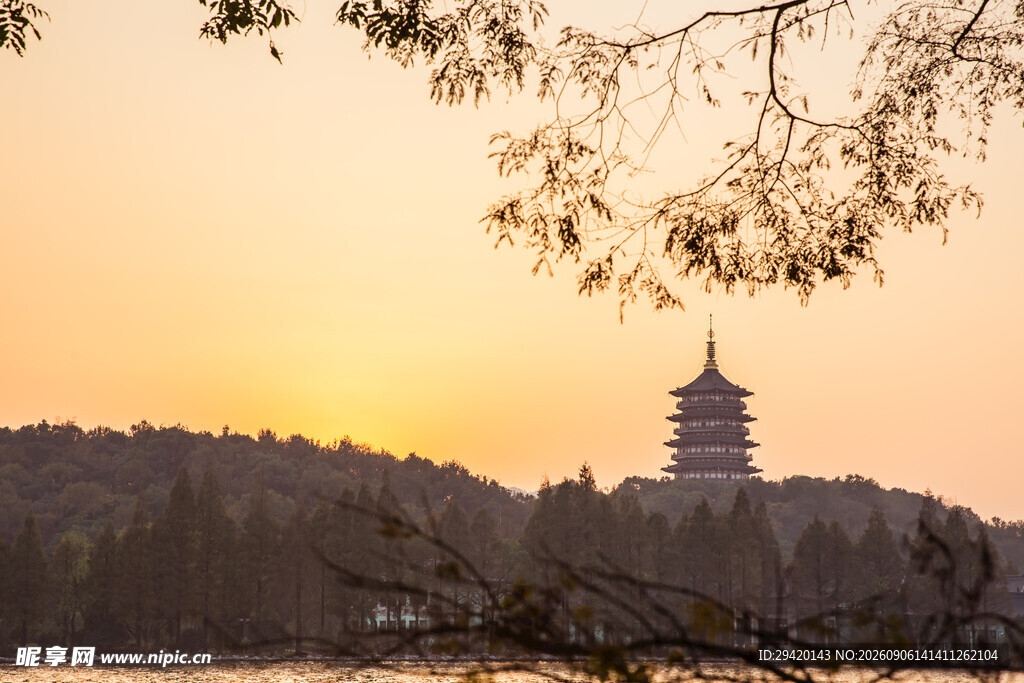 夕阳下的湖畔宝塔美景