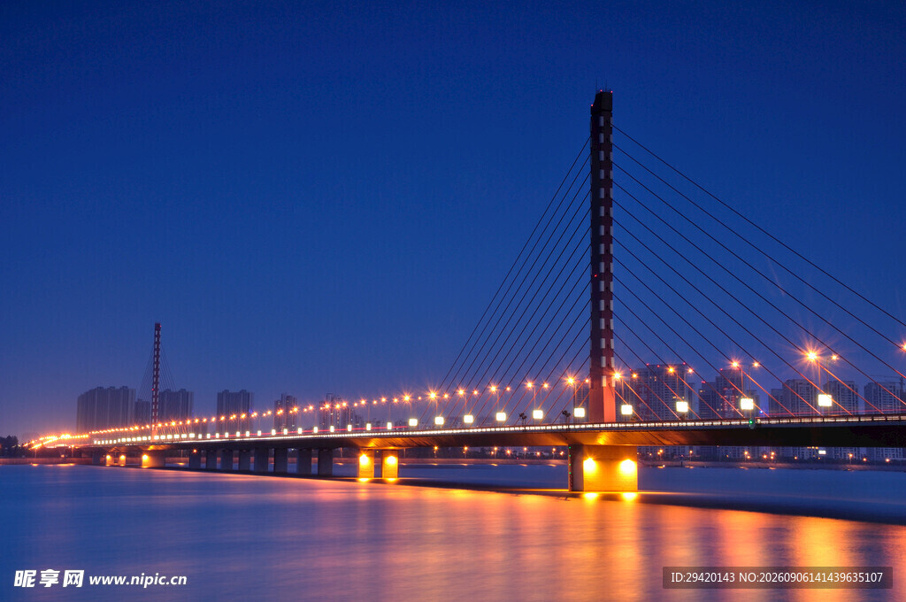 夜幕下的跨海大桥美景