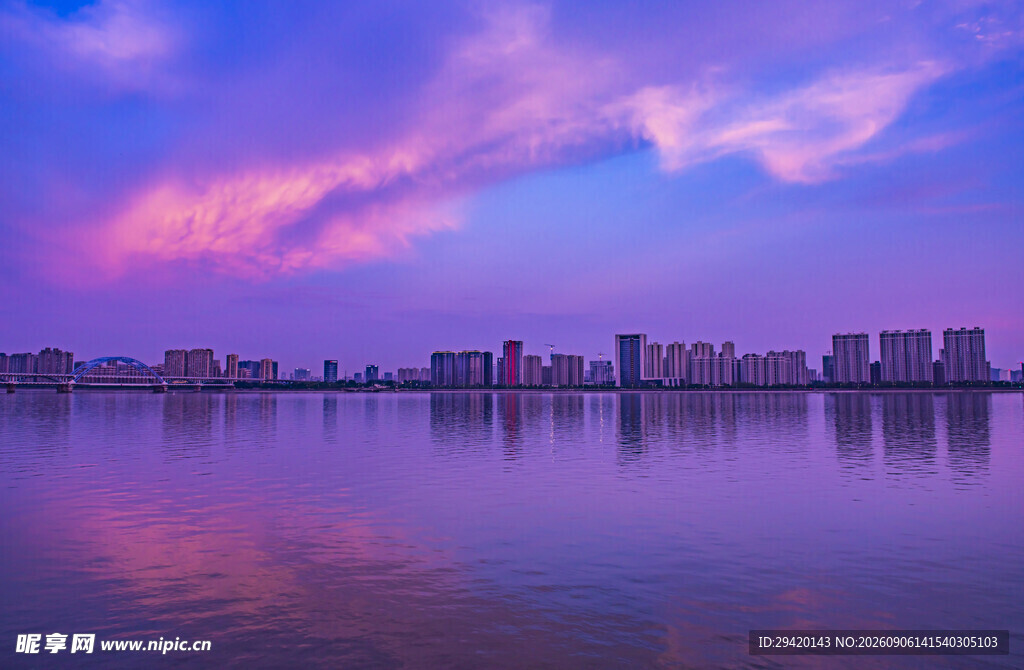 湖畔城市黄昏美丽景致