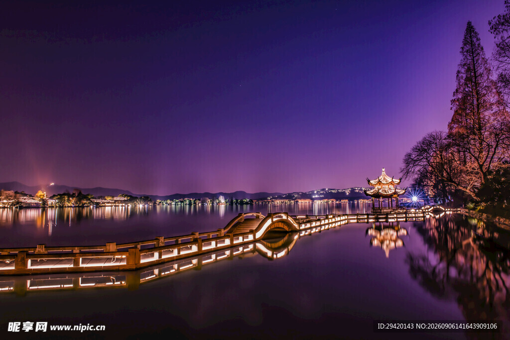湖畔夜景璀璨灯光映湖面