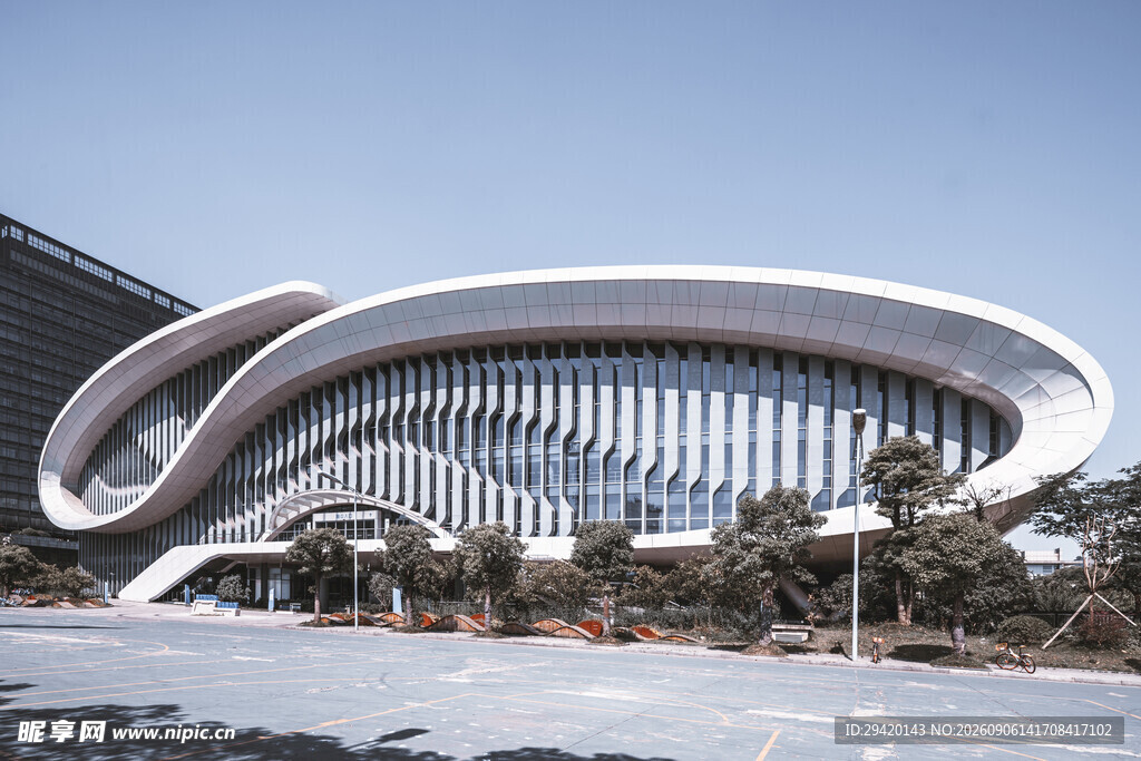 现代流线型建筑外观