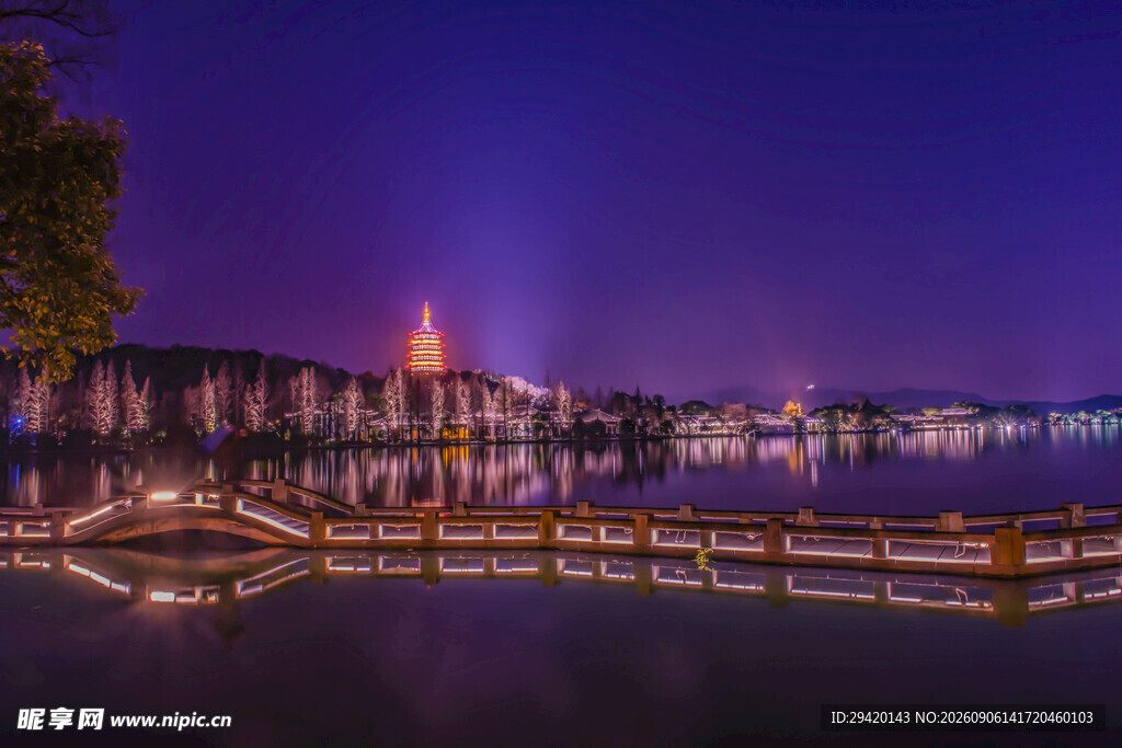 城市湖畔璀璨夜景风光