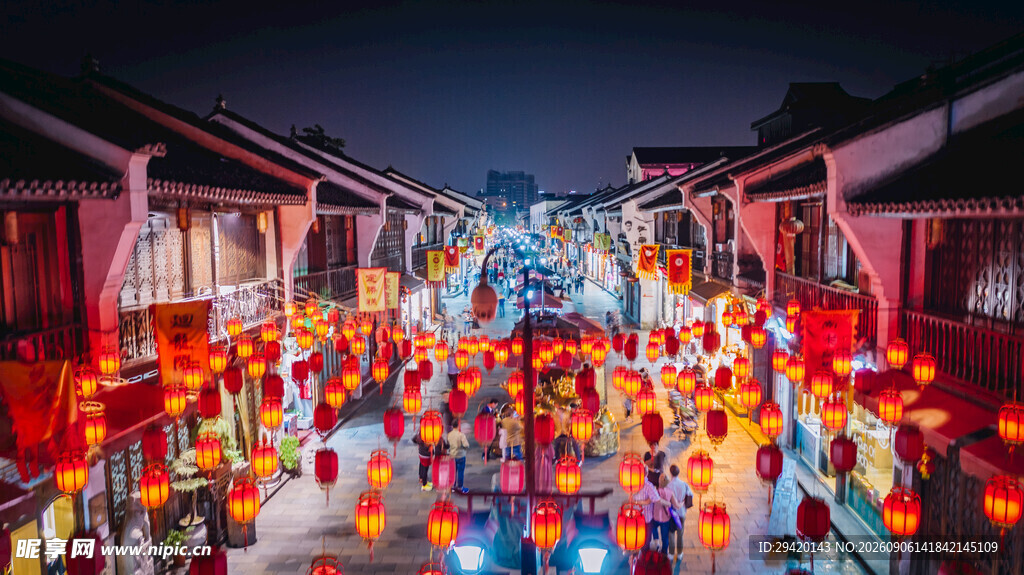 古街夜景灯火璀璨迎佳节