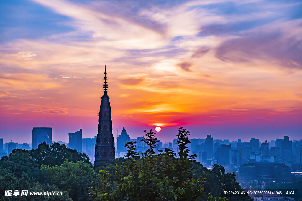 城市日落美景中的尖顶建筑