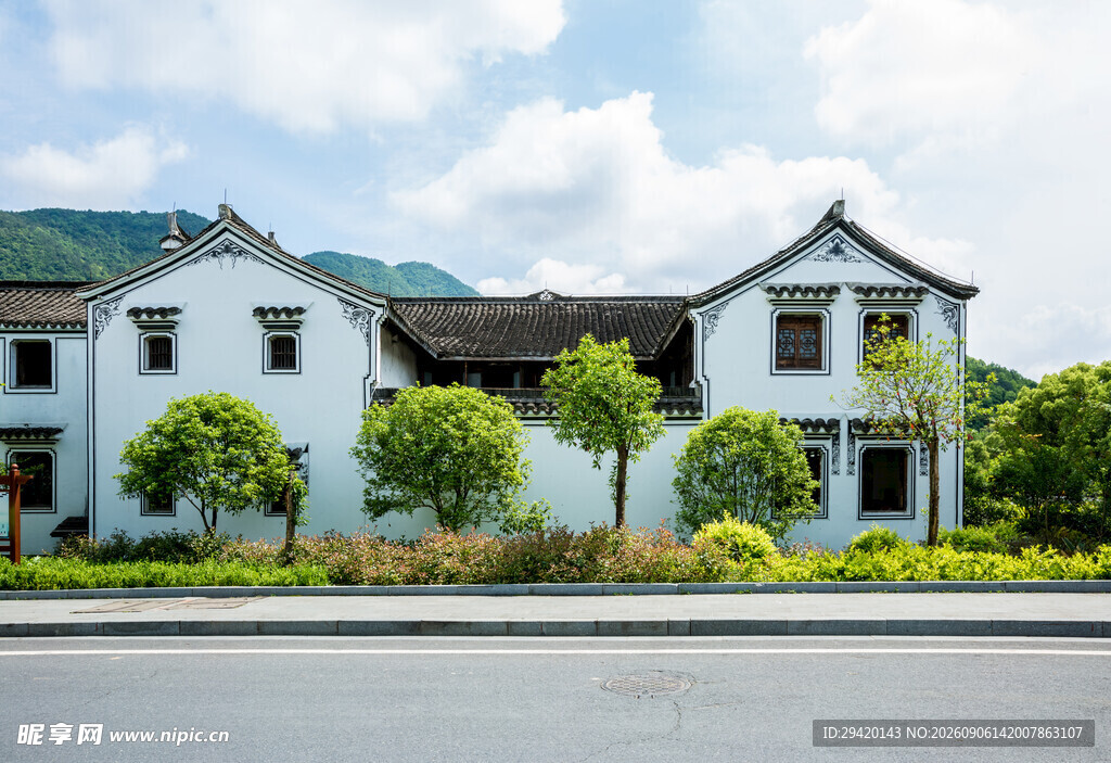 江南白墙黑瓦民居风景