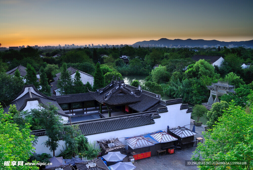 夕阳下的中式村落景观