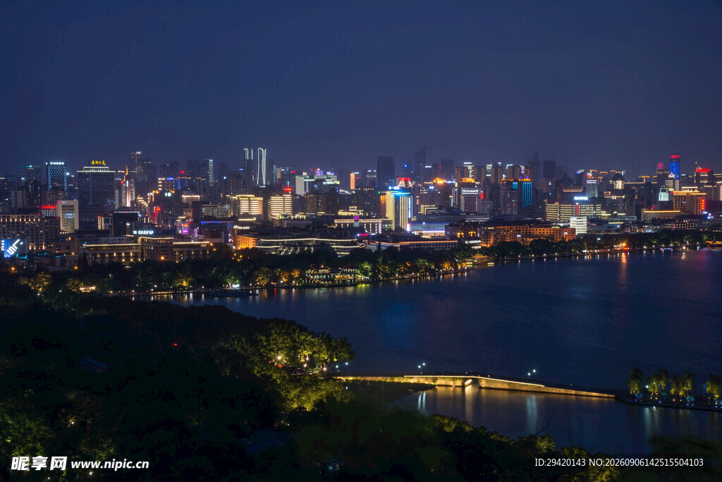 城市湖畔璀璨夜景