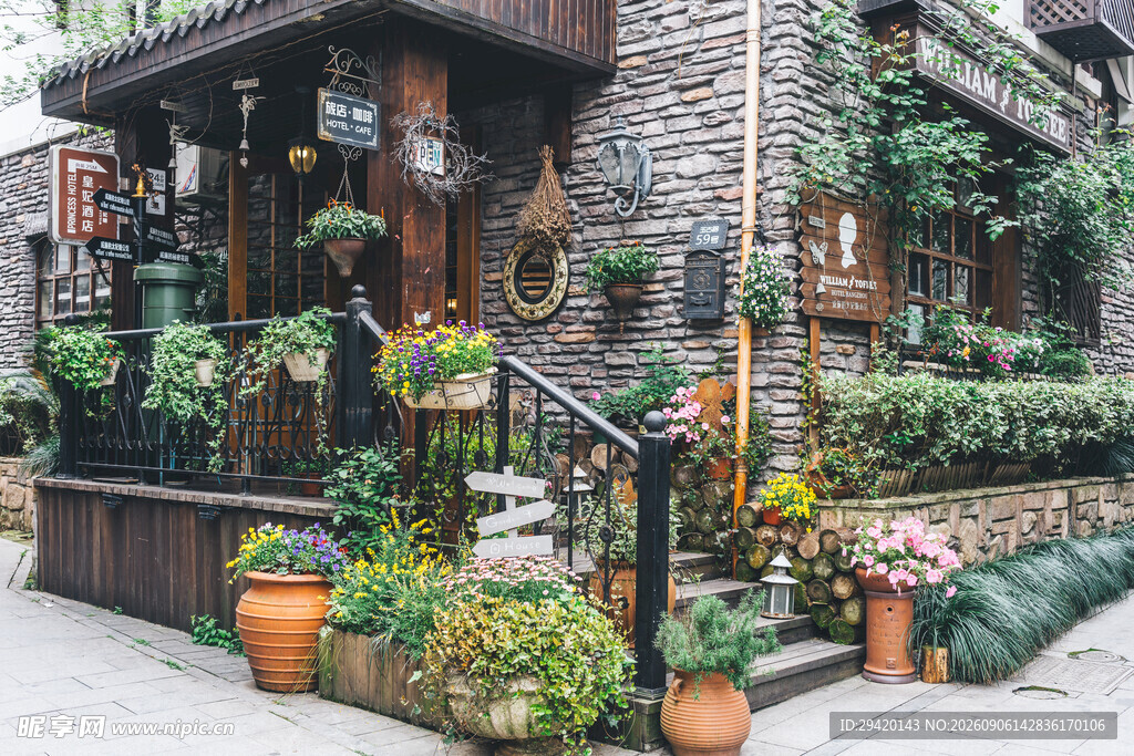 石砌小屋的绿植装点景致