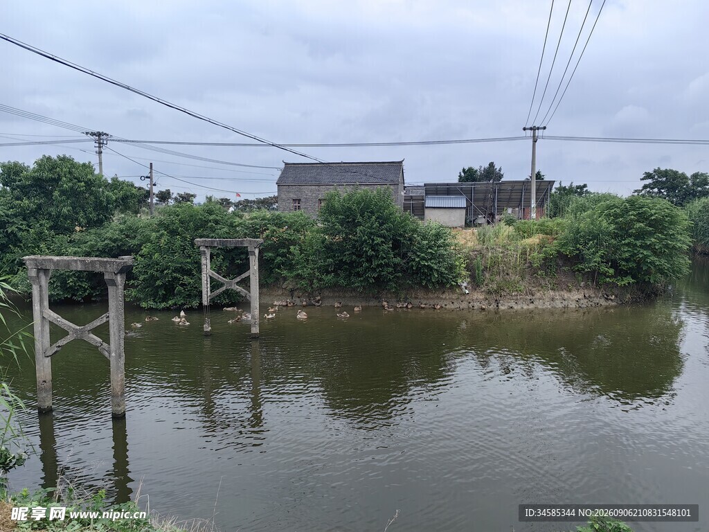 乡村水边简易桥梁景观