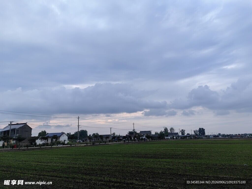 乡村田野间的多云景致