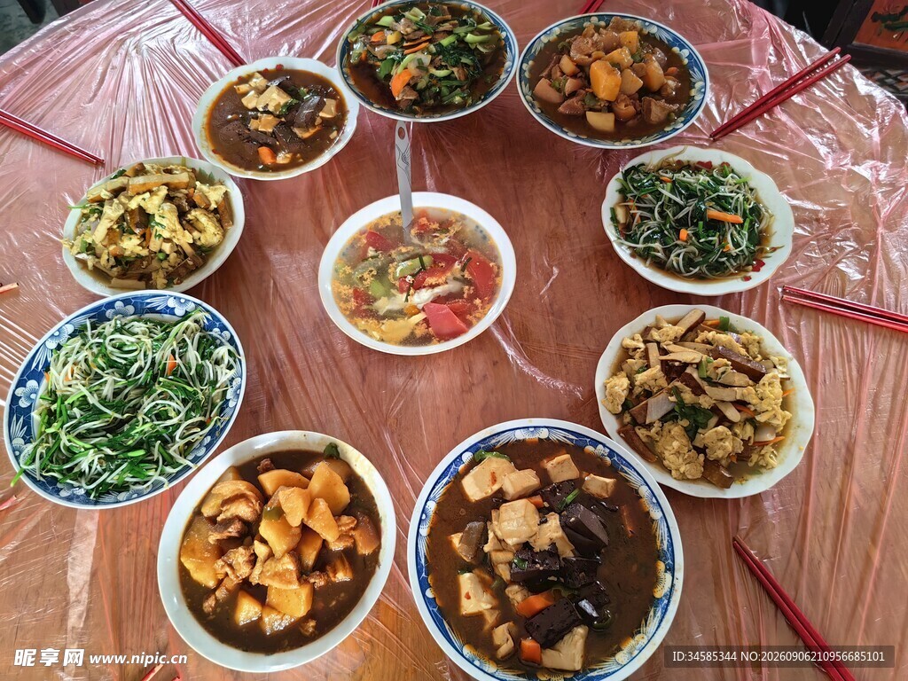 丰盛多样的家常菜肴拼盘