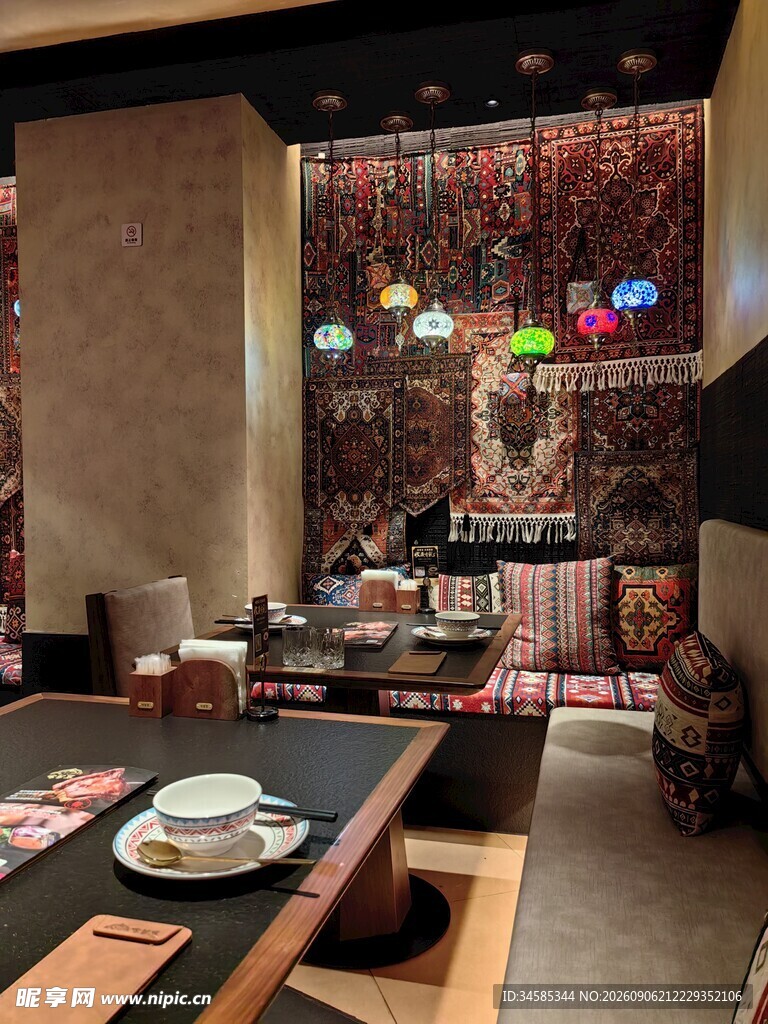 日式风格温馨餐厅场景