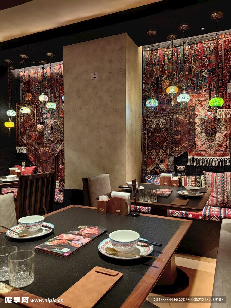 现代风格餐厅内部场景