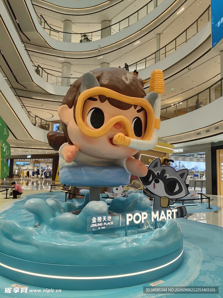 商场中的泡泡玛特可爱玩偶