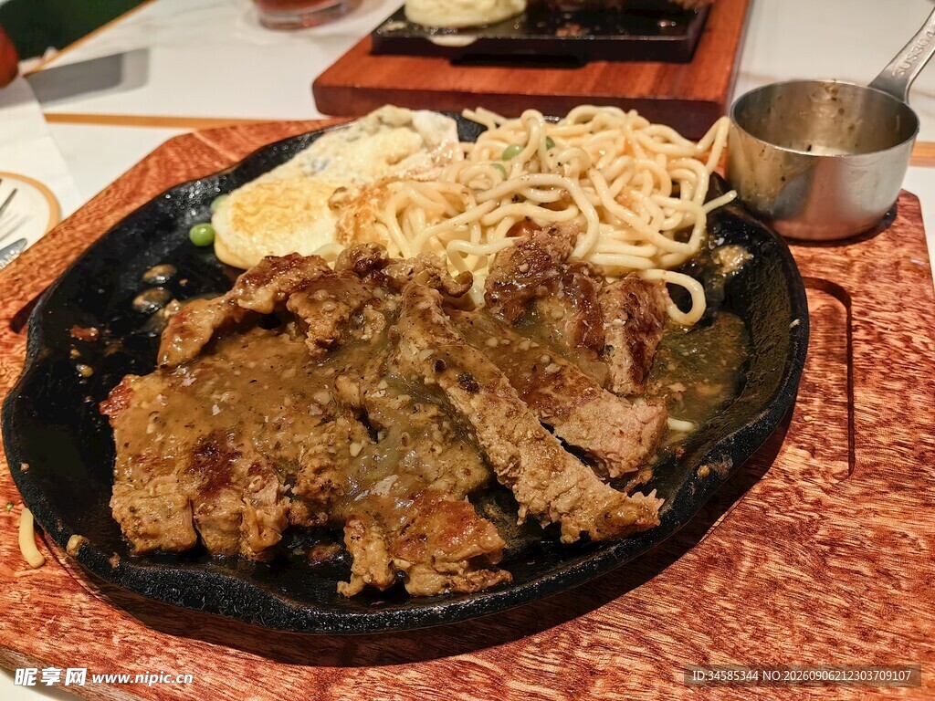 铁板牛排配意面美食