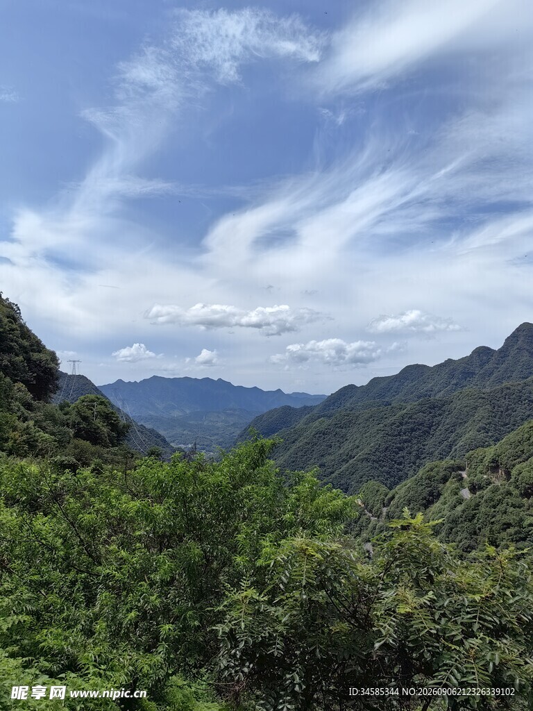 青山绿树间的蓝天白云