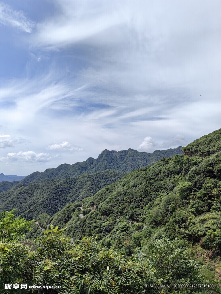 青山葱郁的壮美山间景色