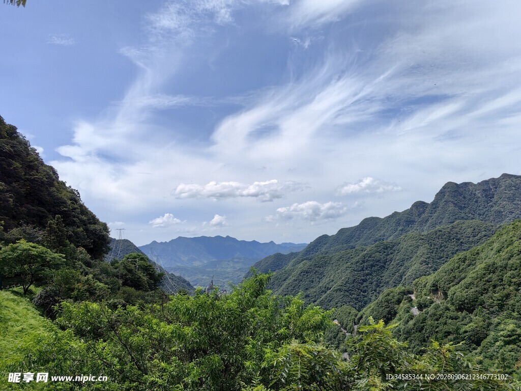 青山绿野间的壮阔山景