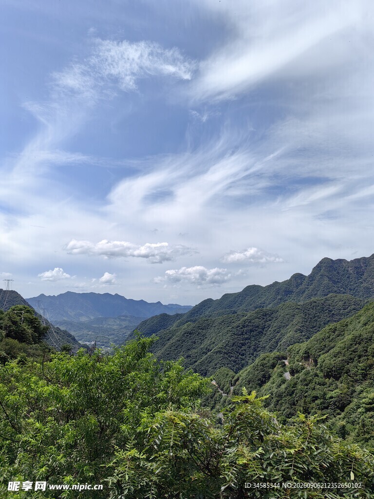 青山绿野间的秀丽山景
