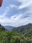 青山蓝天间的秀丽山景