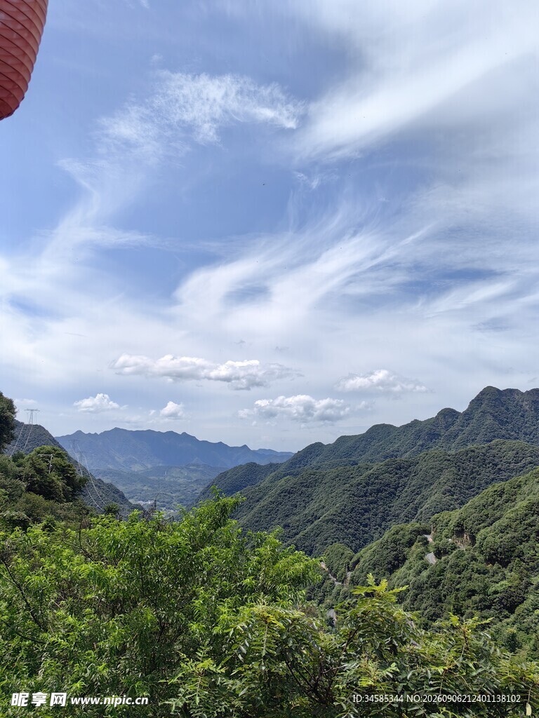 青山蓝天间的秀丽山景