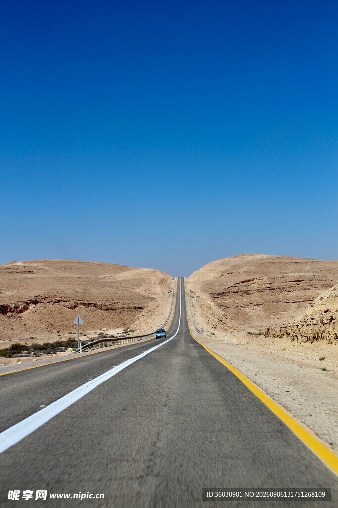 沙漠中延伸的笔直公路