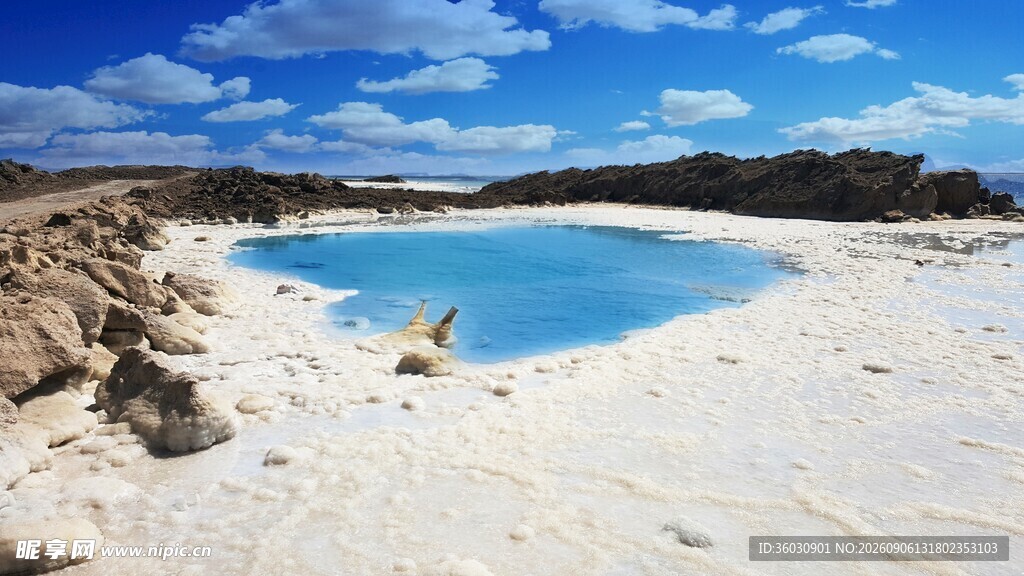海边白沙蓝池美景