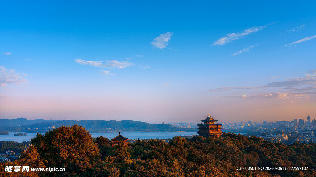 山顶楼阁映蓝天美景