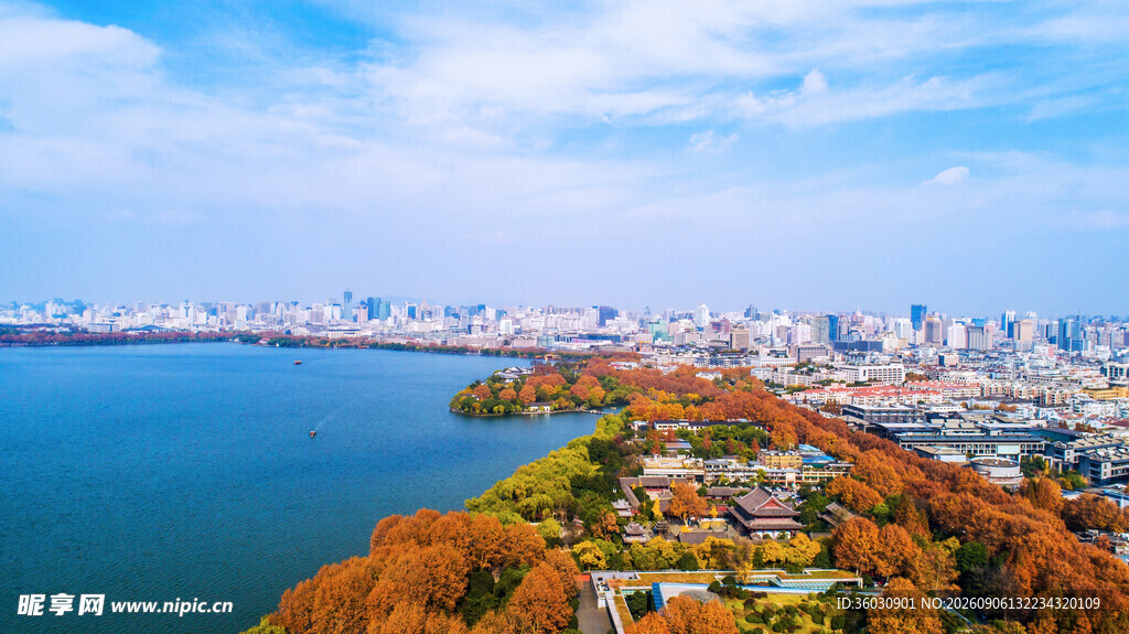 秋日湖畔城市风光美景