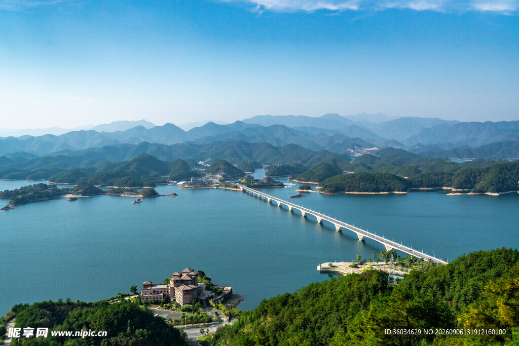 壮丽湖景与跨湖大桥风光