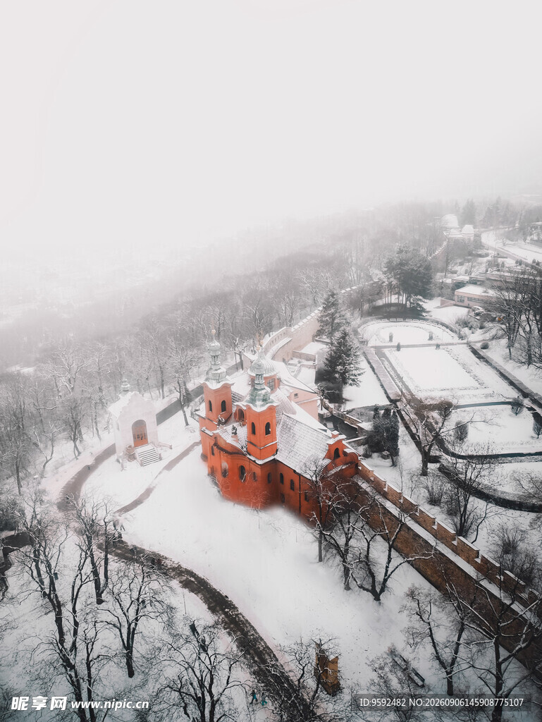 雪覆山间的橙红建筑景观