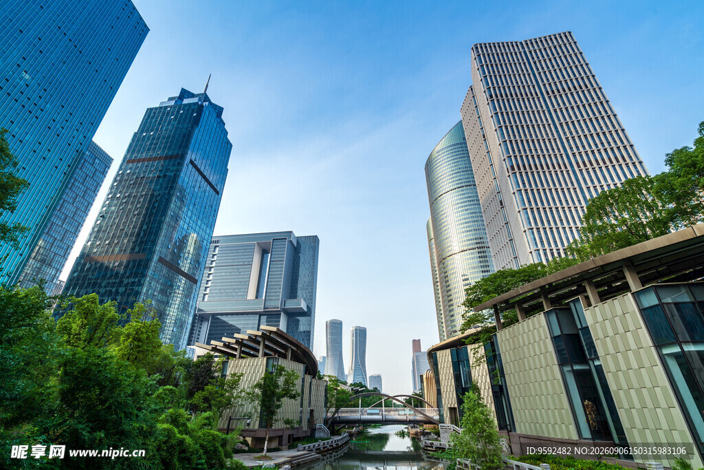 都市繁华景观与绿植相映