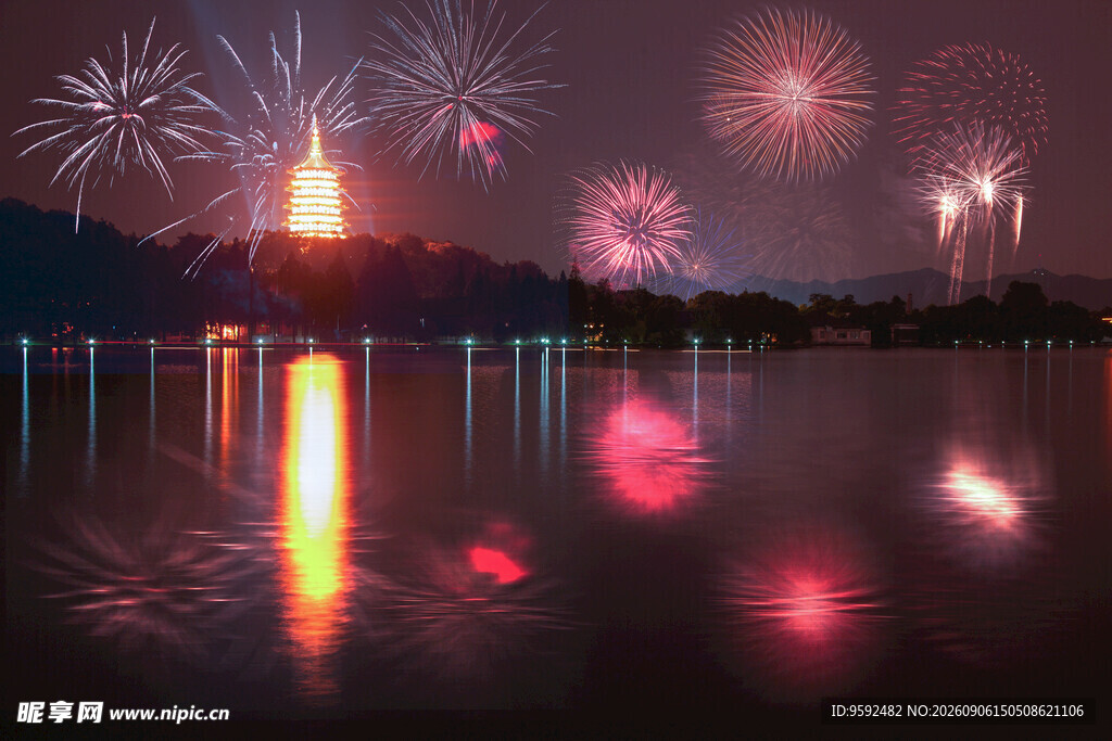 湖畔烟花夜景绚丽绽放