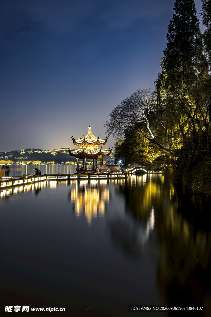 湖畔古亭夜景静谧美好