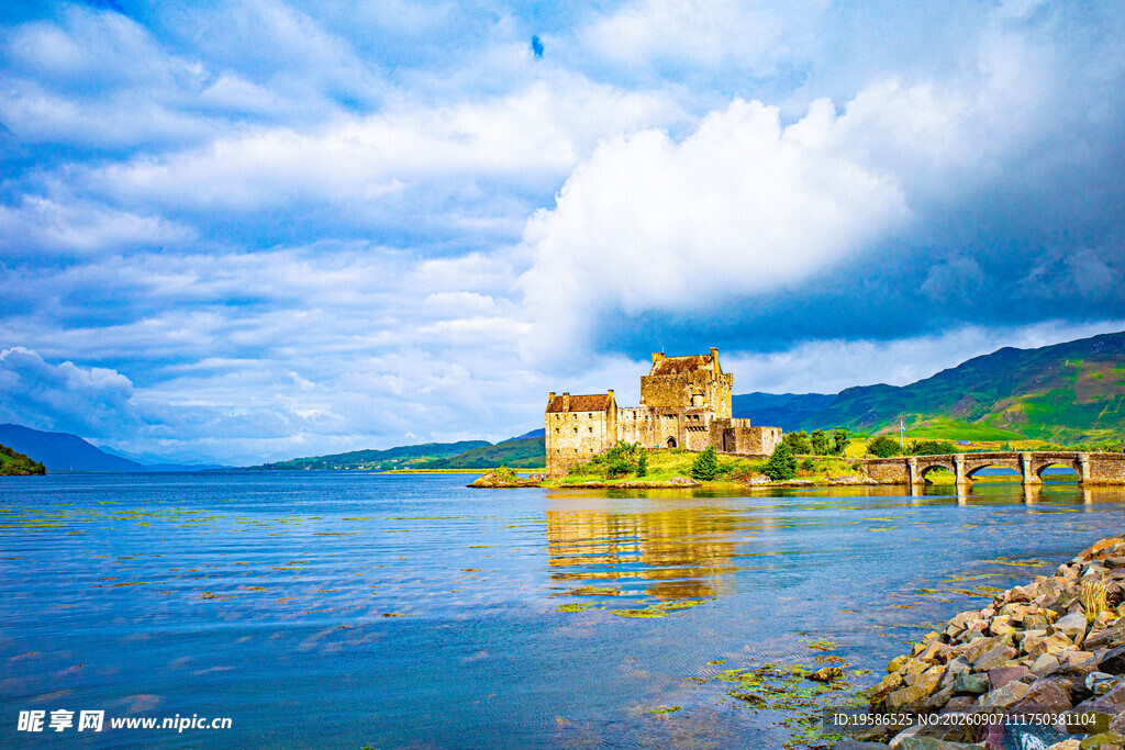 湖畔古堡美景